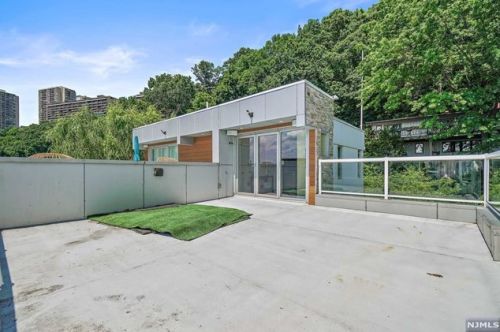 24 Casta Ln, Edgewater NJ 07020-1504 exterior