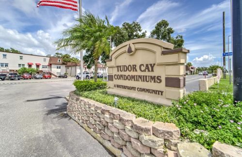 9113 Hillsborough Ave, Tampa FL  33615-3718 exterior