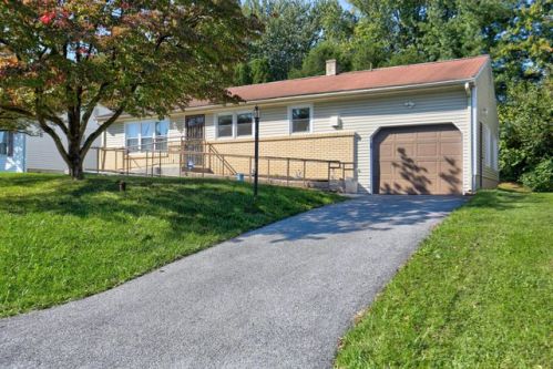 1110 Kenneth Dr, Lancaster, PA 17601-2418