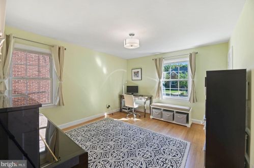 1712 Oakcrest Dr, Alexandria VA 22302-2336 exterior