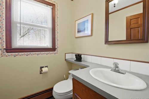 124 Center St, Windsor Locks CT 06096-2708 exterior