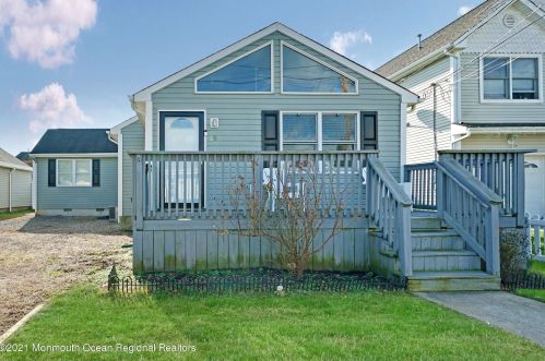 26 Passaic St, Middletown, NJ 07748-5542