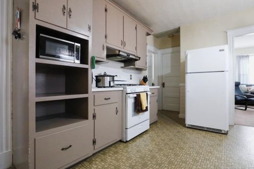 323 Oak St, New Britain CT 06051-1213 exterior