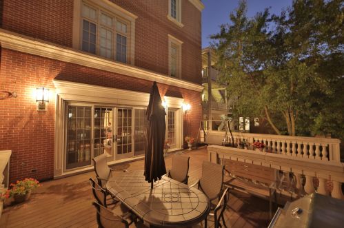 716 Schubert Ave, Chicago IL 60614-1247 exterior