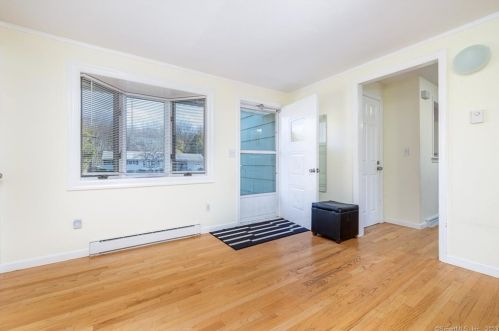 16 Angel Pl, North Haven CT 06473-2402 exterior