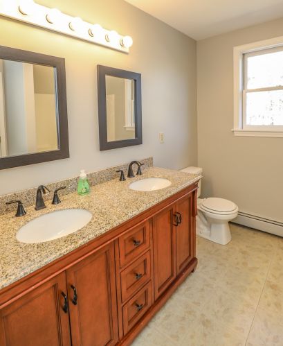 87 Blacksnake Rd, Seabrook NH 03874-4310 exterior