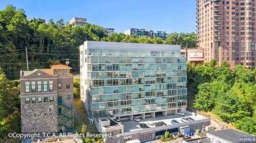 100 Thompson Ln, Edgewater NJ  07020-1024 exterior