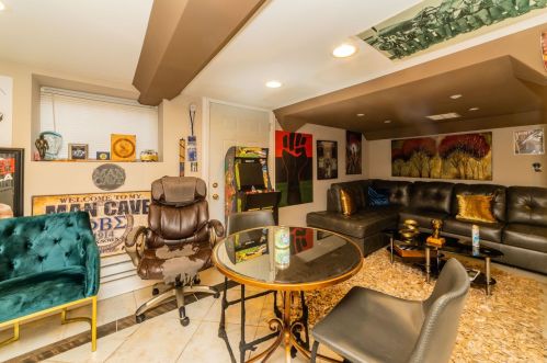 7350 Bennett Ave, Chicago IL 60649-4621 exterior