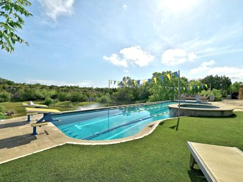 610 Crystal Crk Dr, Austin TX 78746-4728 exterior