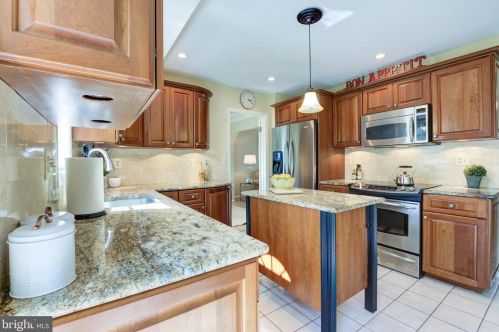 16616 Cutlass Dr, Rockville MD 20853-1332 exterior