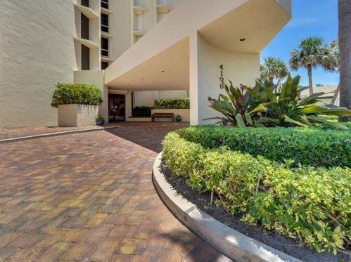 2400 Ocean Dr, Fort Pierce FL 81111-8018 exterior