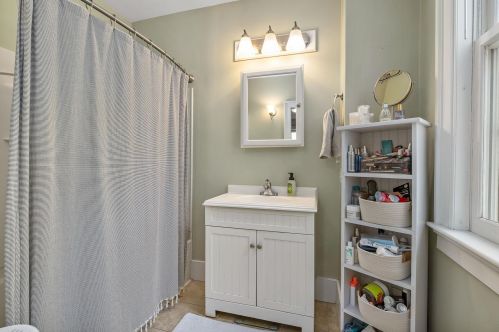 9 Arch St, Dover NH 03820-3627 exterior