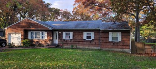 17 Chestnut St, Central Islip, NY 11722-4308