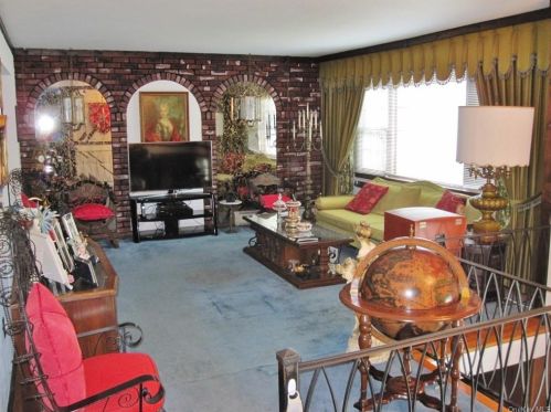 18 Connecticut Ct, Valley Cottage, NY 10989-2500