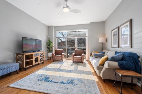 2242 Roscoe St, Chicago, IL 60618-6391