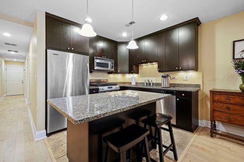 708 Barry Ave, Chicago, IL 60657-7747