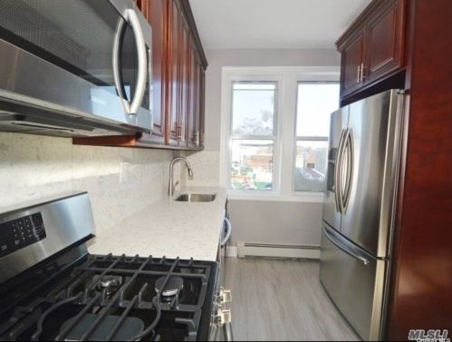 33 Central Ave, Valley Stream NY  11580-3818 exterior