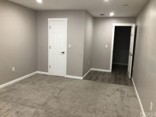 326 College Dr, Edison NJ 08817-5955 exterior