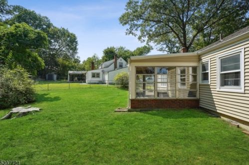 72 Fellswood Dr, Livingston NJ 07039-2238 exterior