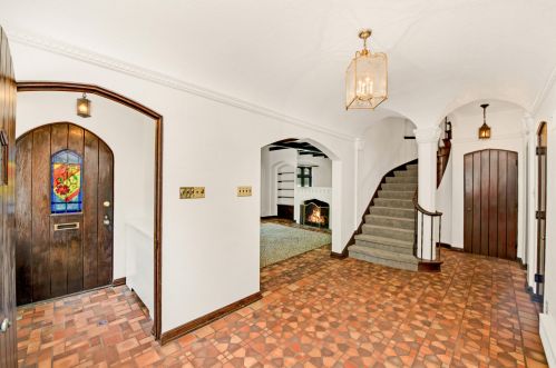 5069 Lake Dr, Milwaukee WI  53217-5749 exterior