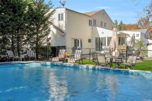 42 Cross Bow Ln, Commack NY 11725-1204 exterior