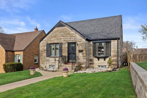 4249 1 Pl, Milwaukee WI 53207-3233 exterior