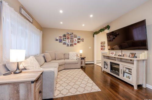 105 Edgeworth St, Valley Stream NY  11581-3235 exterior