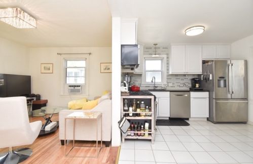 17 Waldorf St, Springfield MA 01109-1837 exterior