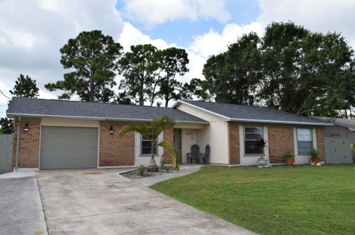 890 Walters Ter, Fort Pierce FL  34983-3987 exterior