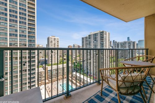 1540 La Salle Dr, Chicago IL  60610-1349 exterior