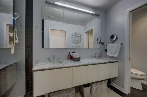 925 Bay Point Rd, Milwaukee WI  53217-1355 exterior