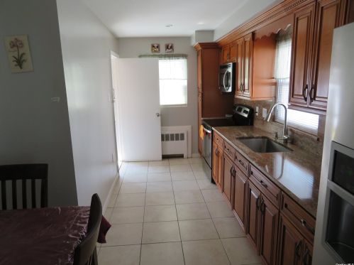 910 Bee St, Valley Stream, NY 11580-1008