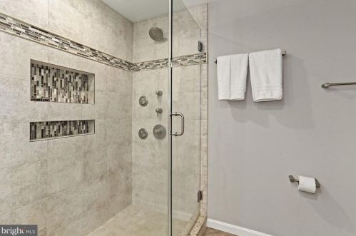 701 Rdg Dr, Mc Lean VA 22101-1620 exterior