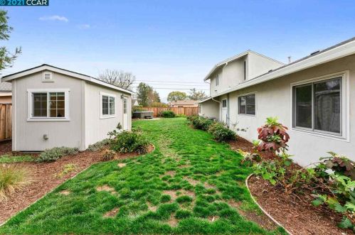 4075 Nulty Dr, Concord CA 94521-1810 exterior