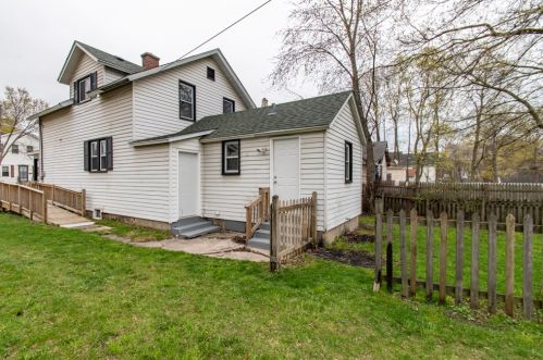 419 Ctr St, Waukegan IL 60085-3830 exterior