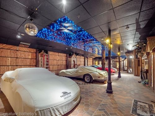 2009 Victoria Hl, Rochester MI exterior