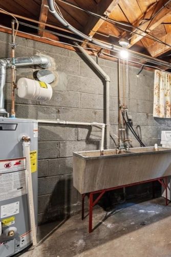 425 Overbrook Blvd, Pittsburgh PA 15210-4405 exterior