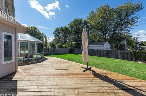 692 Indiana St, Elmhurst IL 60126-1345 exterior