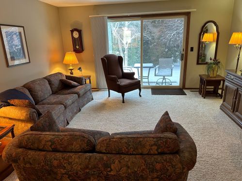 1077 Walnut Grove Dr, Meskegon, MI 49441-5682