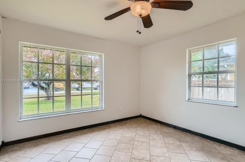 5205 Feather Crk Dr, Fort Pierce FL 34951-2327 exterior