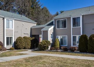 74 Nassau Dr, Springfield, MA 01129-1411