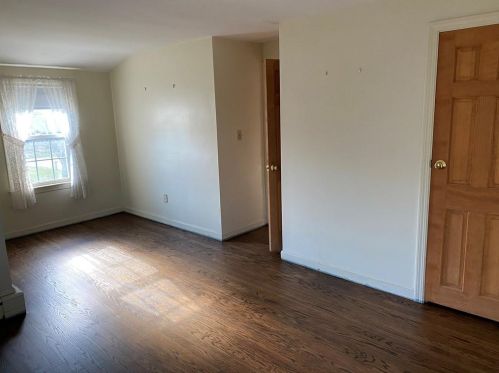 5 Longmeadow Ave, Middletown RI 02842-5247 exterior