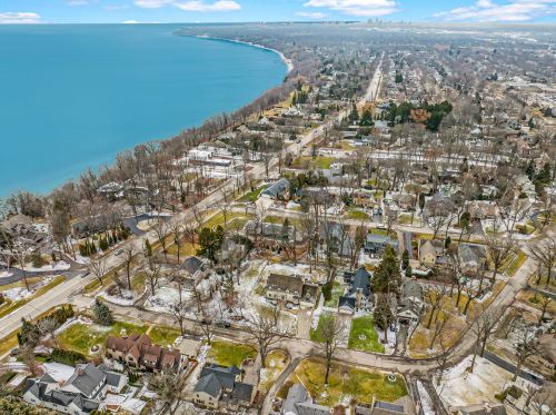 405 Daphne Rd, Milwaukee WI  53217-4242 exterior