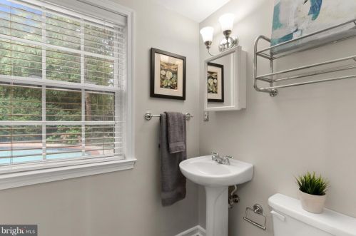 1423 Crestridge Dr, Silver Spring MD 20910-1535 exterior