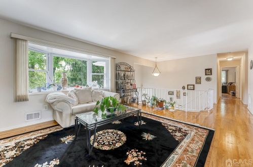 1 Charles Ct, Edison NJ 08820-2818 exterior