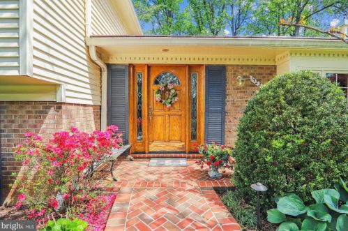 15220 Red Clover Dr, Rockville, MD 20853-1645