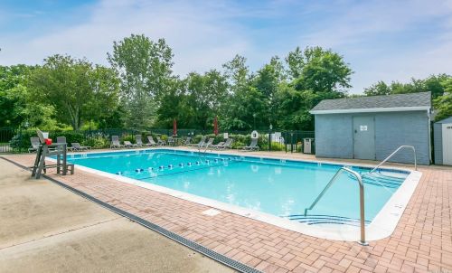 156 Alicia Dr, Babylon NY 11703-4035 exterior