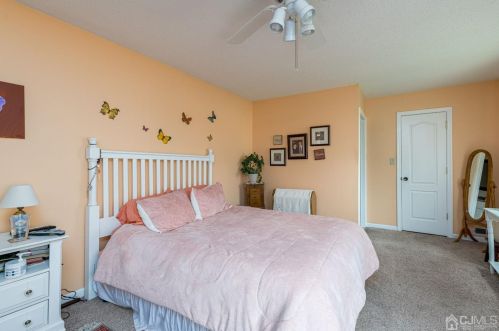 91 Gate House Ln, Edison NJ 08820-4001 exterior