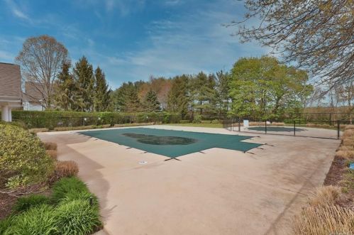 17 Caruso Pl, Armonk NY 10504-1366 exterior