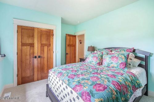 642 Chancellor Dr, Wyoming MI 49418 exterior